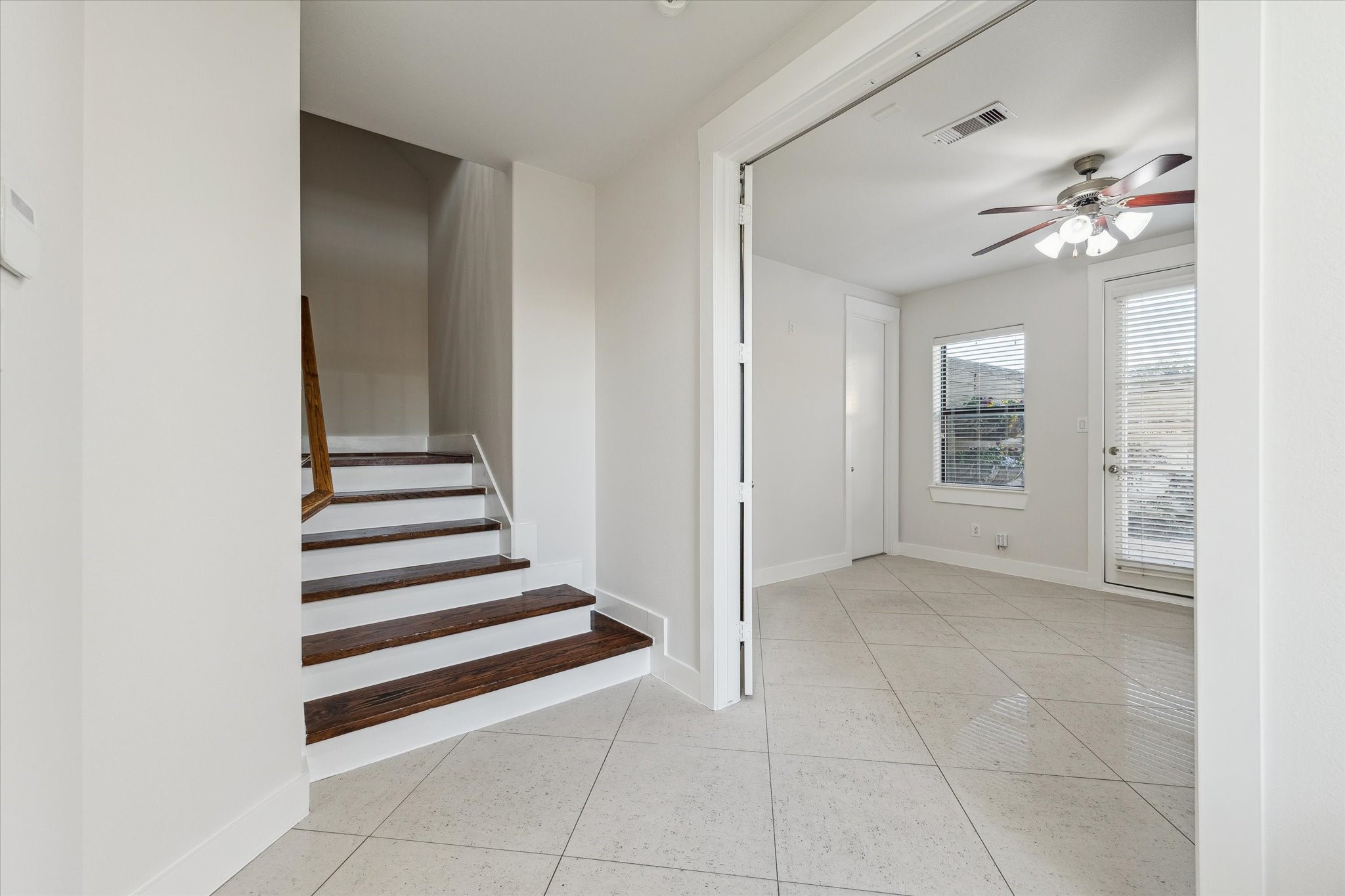 1819 Dart Street Houston, TX 77007 - Photo 9 of 30 Greet guests in the oversized foyer