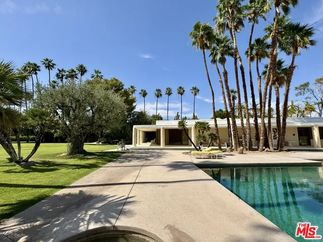 a view of a yard with a house