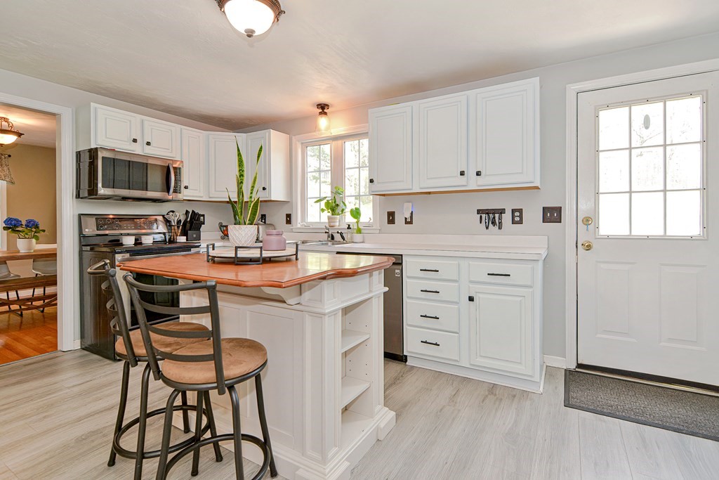 20 Prouty Lane Rutland, MA 01543 - Photo 13 of 40 a kitchen with appliances a sink and cabinets