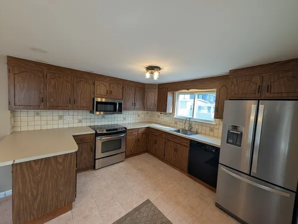 $3,300 | 55-57 Dell Avenue, Unit 55, Melrose, MA 02176