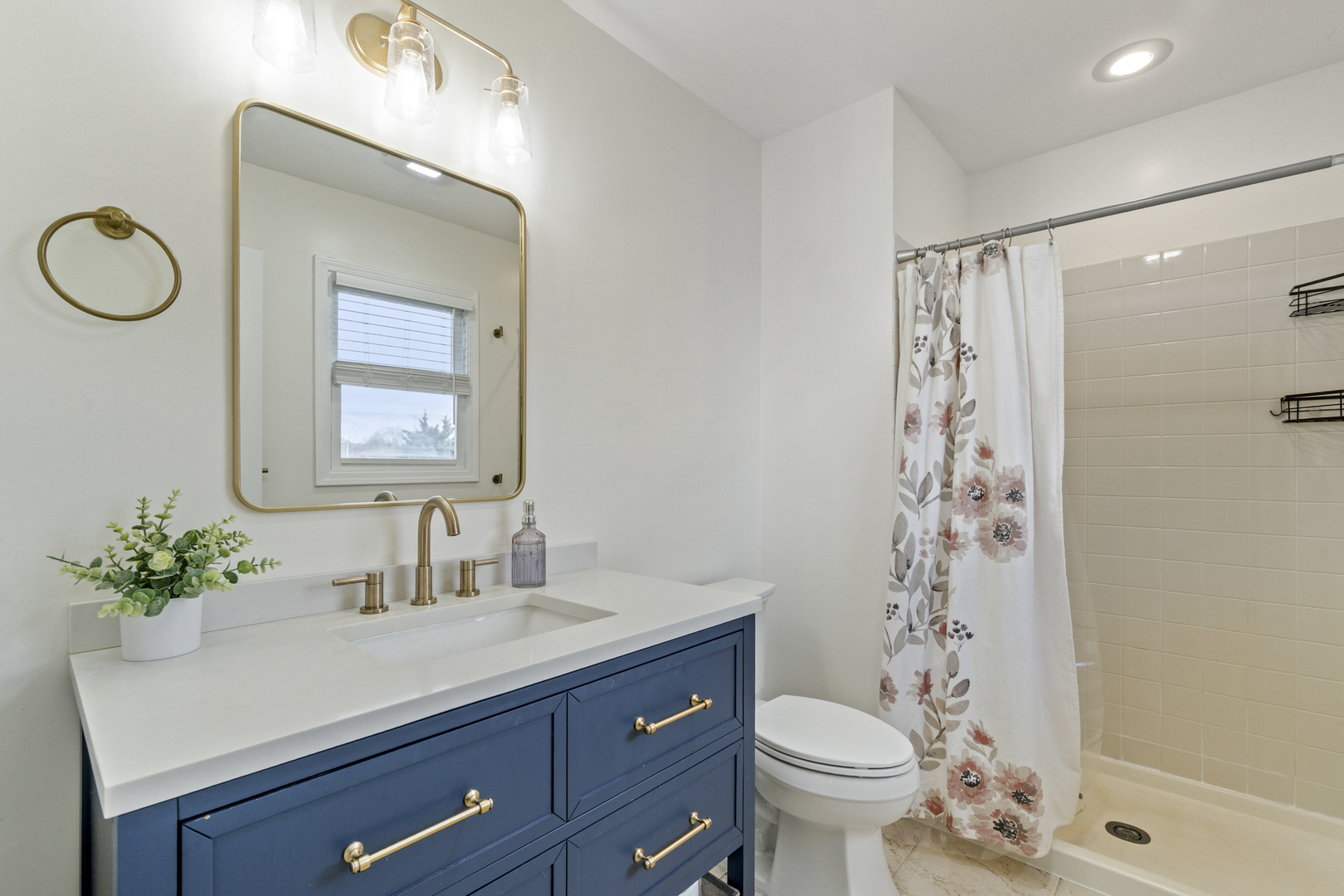 946 Pin Oak Circle Cary, IL 60013 - Photo 14 of 35 a bathroom with a sink a toilet and a mirror