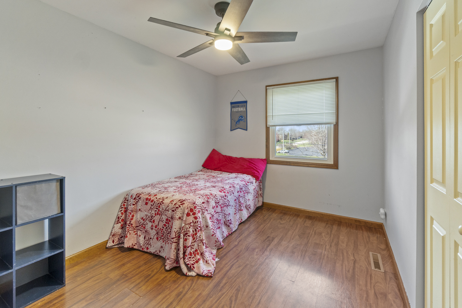 946 Pin Oak Circle Cary, IL 60013 - Photo 17 of 35 a bedroom with a bed and a window