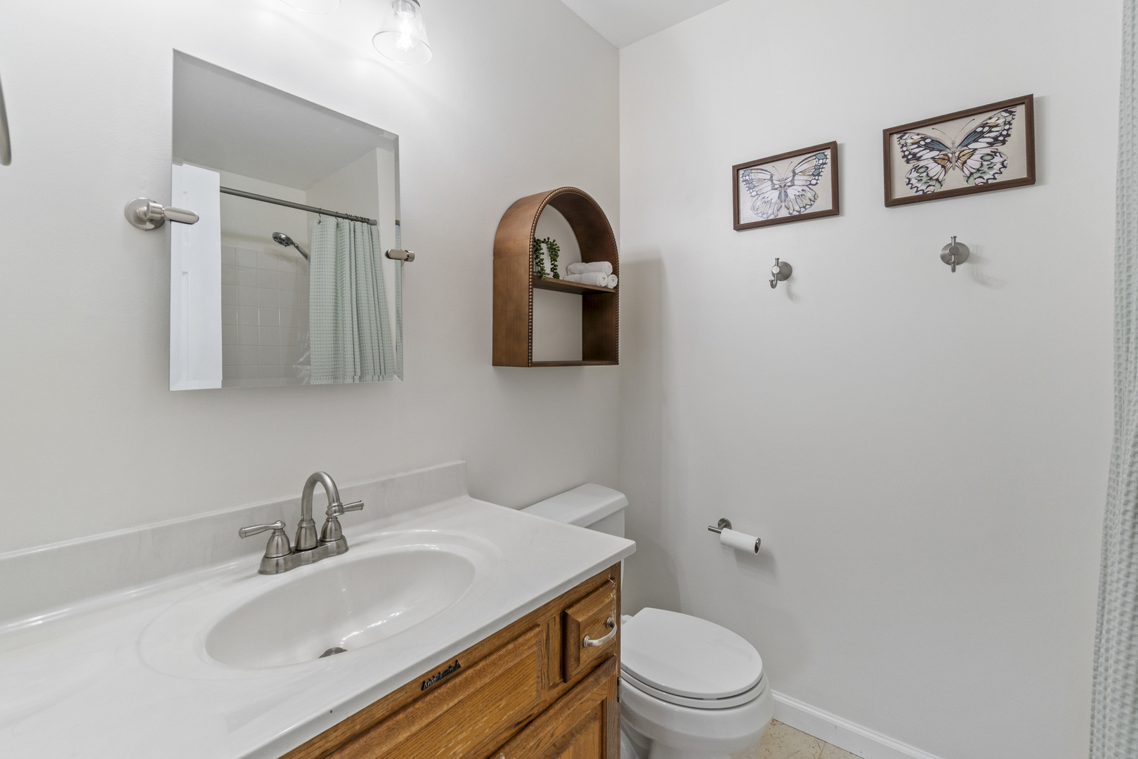 946 Pin Oak Circle Cary, IL 60013 - Photo 18 of 35 a bathroom with a toilet sink and mirror