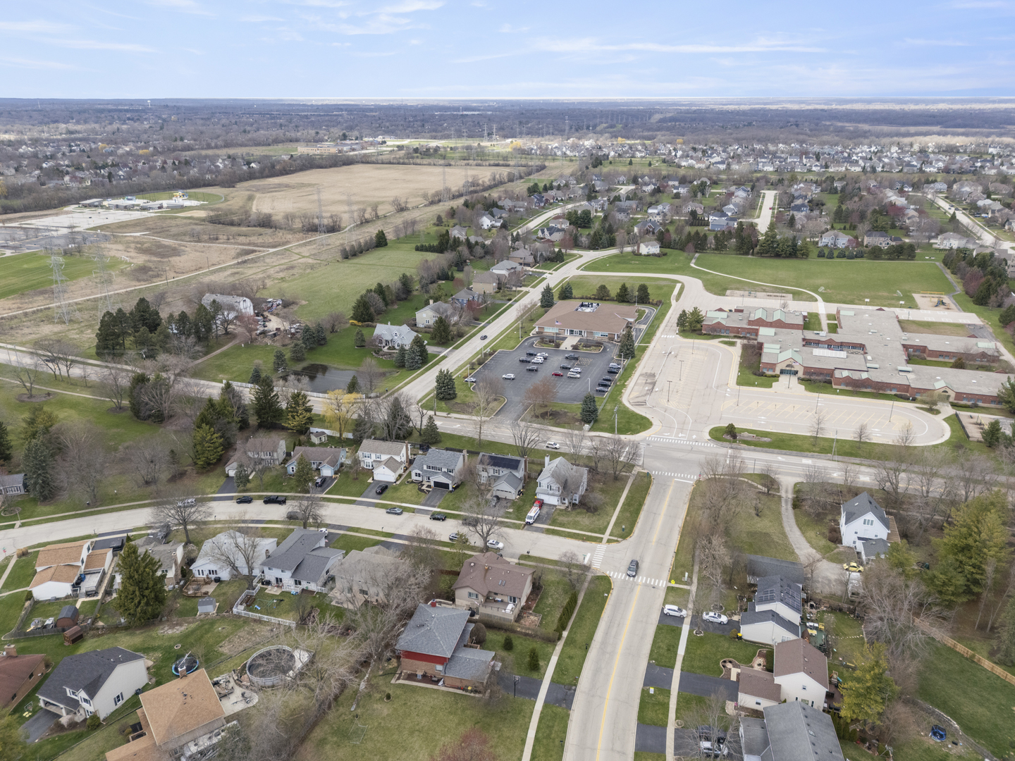 946 Pin Oak Circle Cary, IL 60013 - Photo 29 of 35 a view of a city with an ocean view