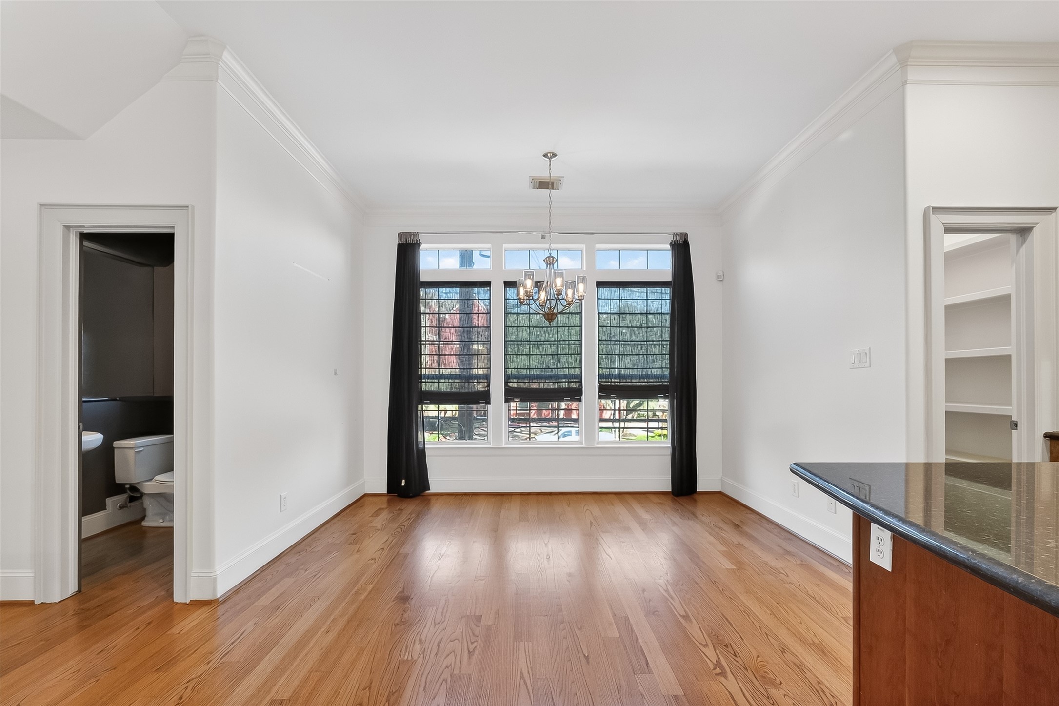 1004 Stanford Street, Unit A Houston, TX 77019 - Photo 12 of 38 Off the kitchen sits a dining/breakfast room overlooking beautiful downtown