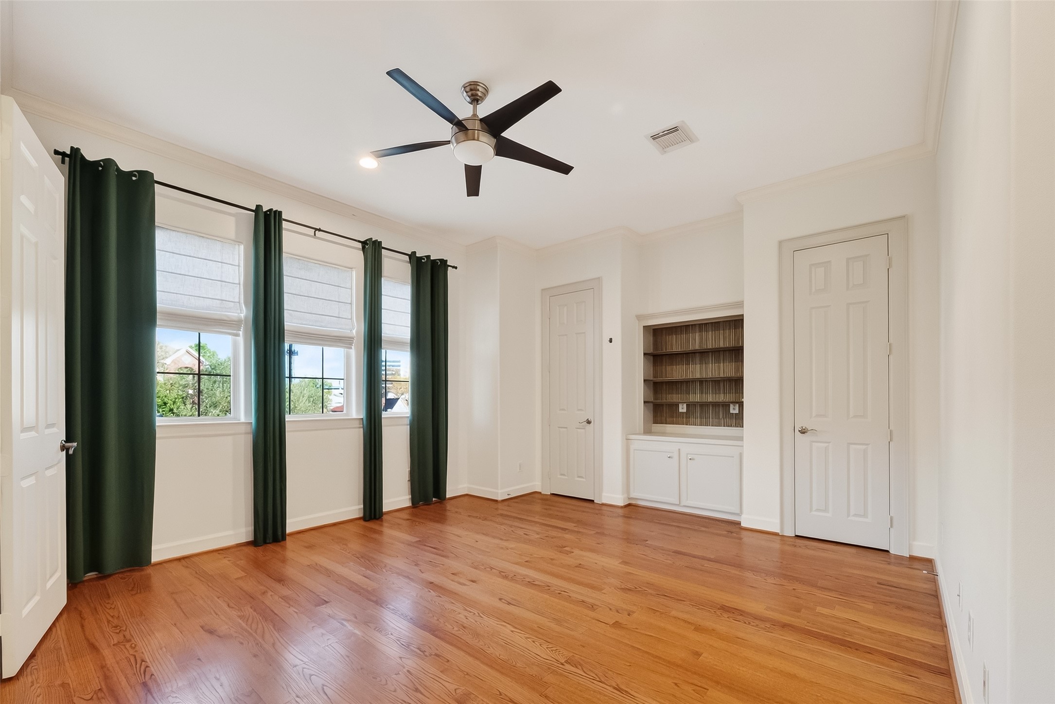 1004 Stanford Street, Unit A Houston, TX 77019 - Photo 24 of 38 Greeted by a grande open flex space on 3rd floor with views of downtown. Closet space and built ins for versatile use.