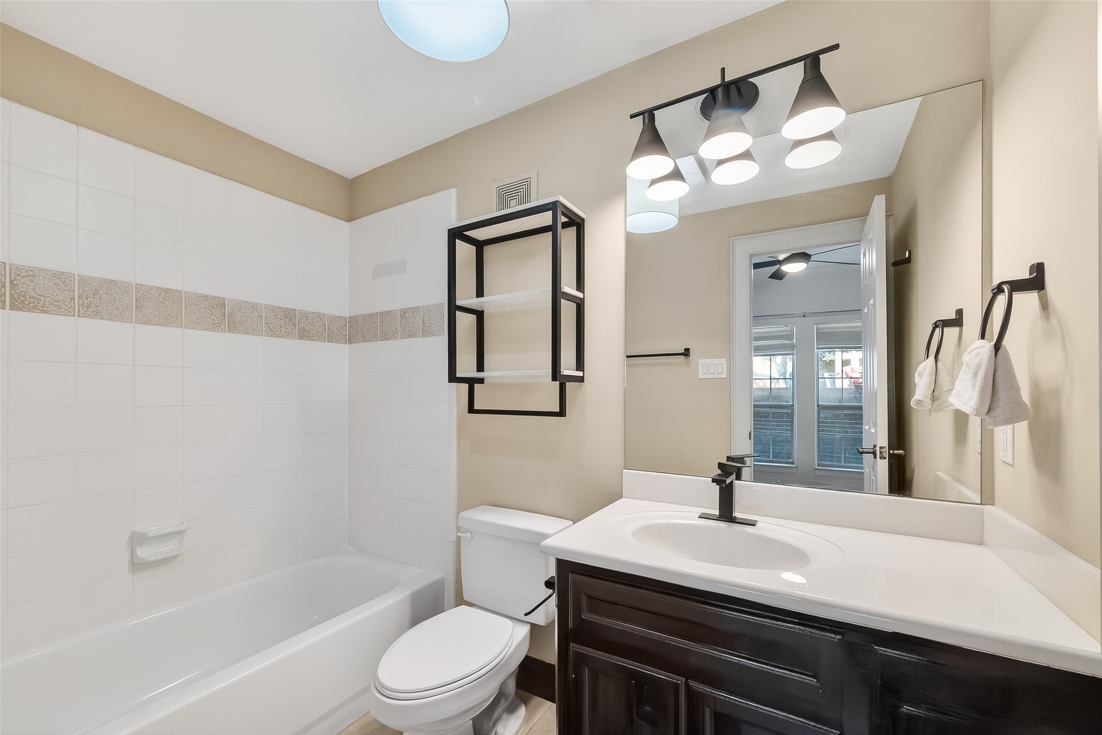 1004 Stanford Street, Unit A Houston, TX 77019 - Photo 7 of 38 private en suite bath for guest suite