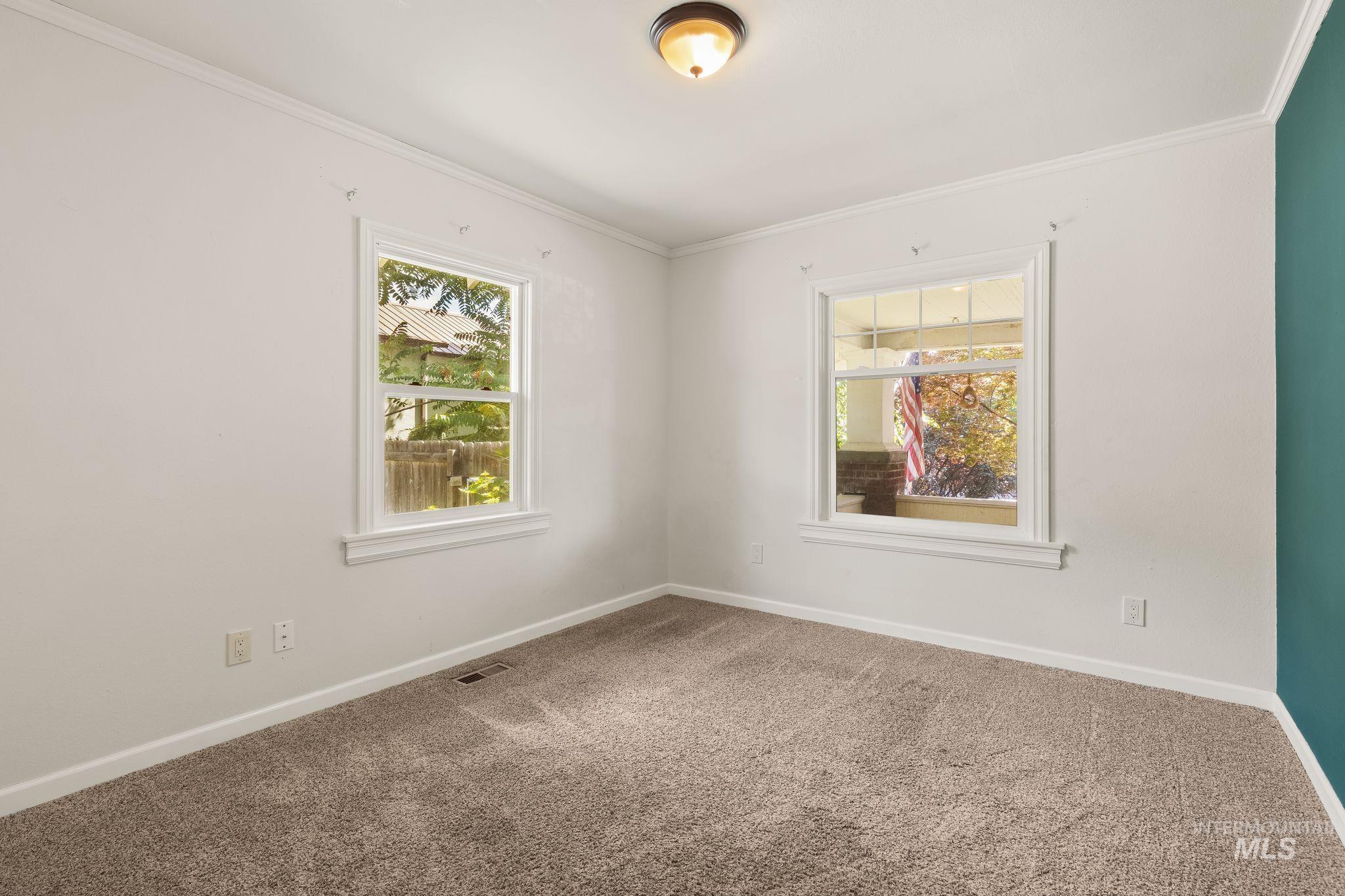 928 3rd Street Clarkston, WA 99403 - Photo 20 of 44 Neutral wall finishes with a single accent wall, crown molding, and carpeted flooring