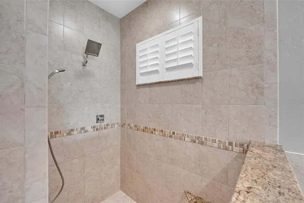 a en suite bathroom with a double vanity sink and a mirror