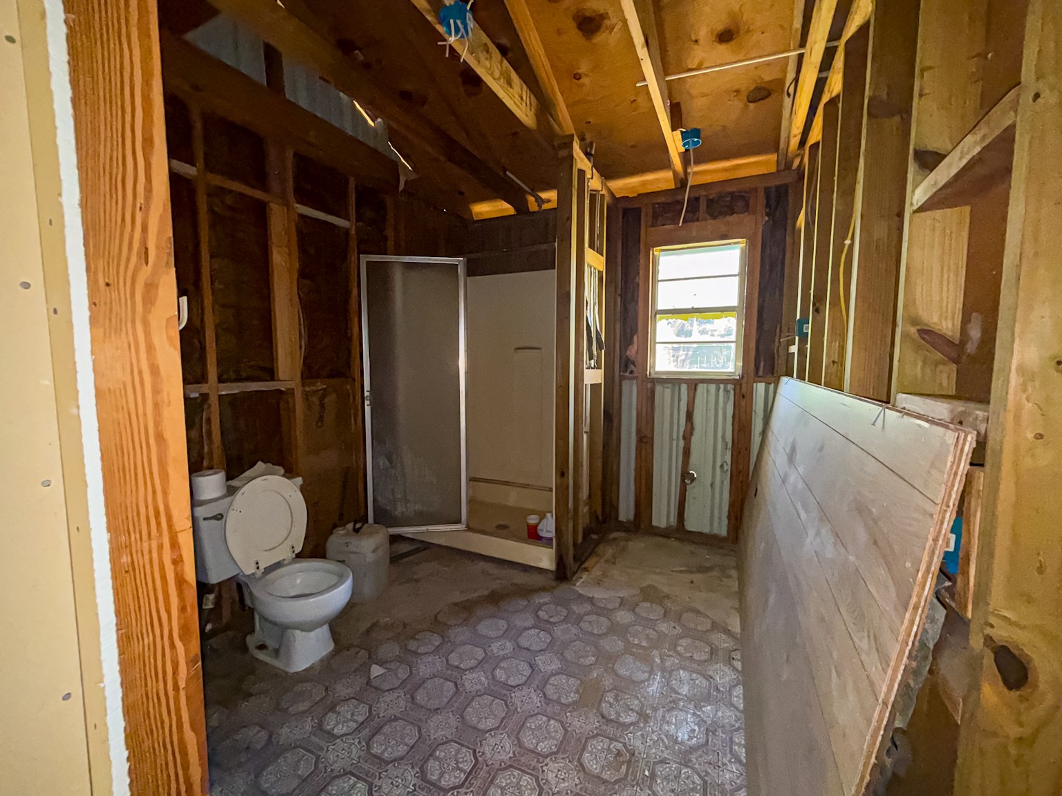 142 West Hickory Cove Onalaska, TX 77360 - Photo 13 of 32 a bathroom with a toilet and a shower