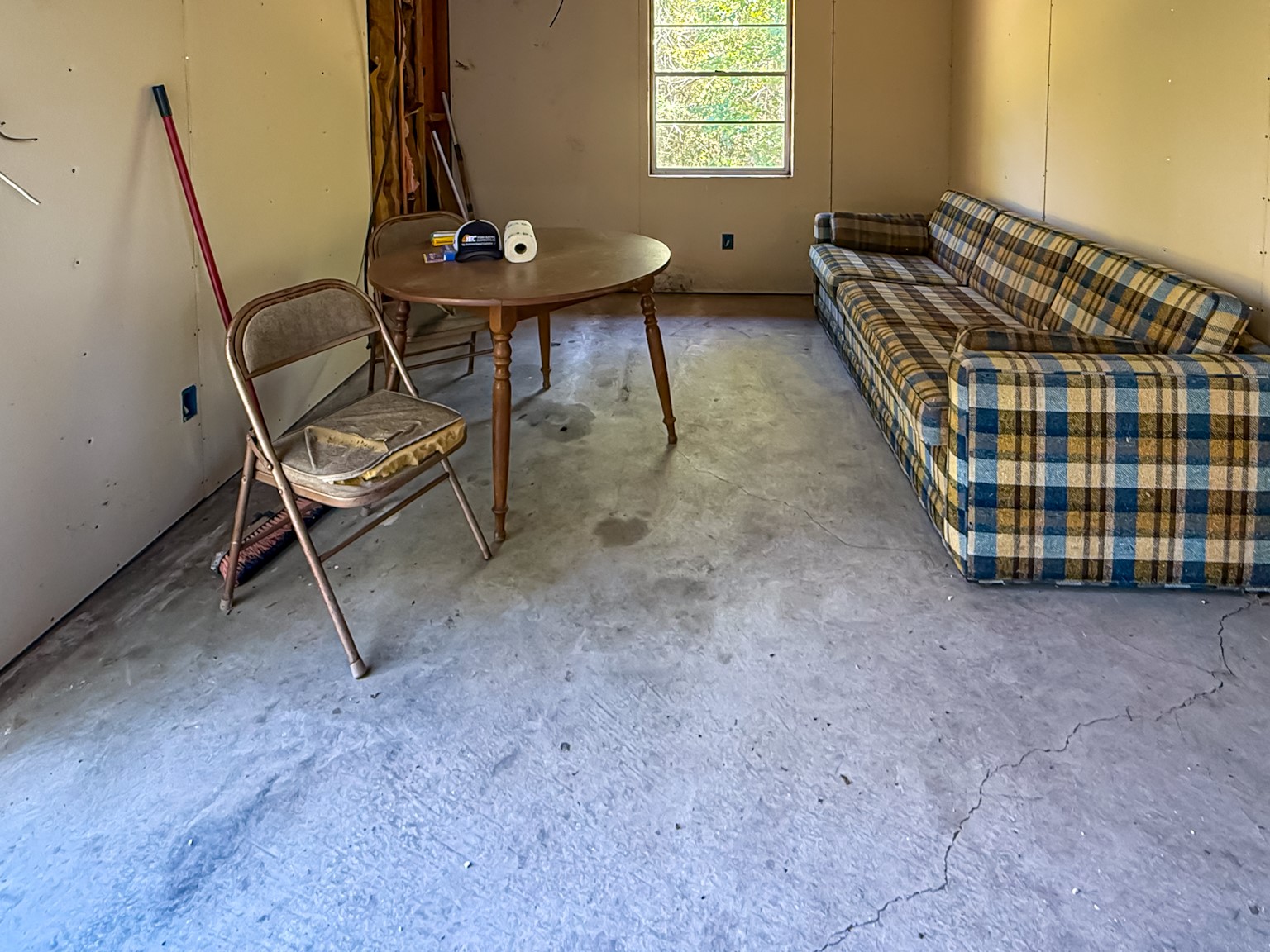 142 West Hickory Cove Onalaska, TX 77360 - Photo 3 of 32 a room with furniture and window