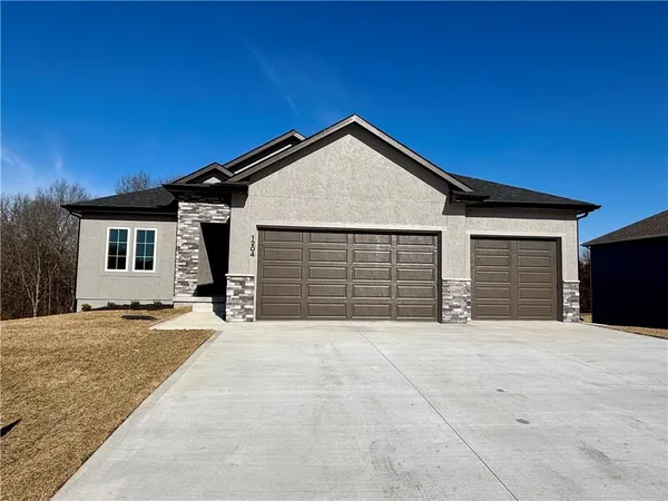 $489,750 | 1204 Northeast 5th Street, Oak Grove, MO 64075