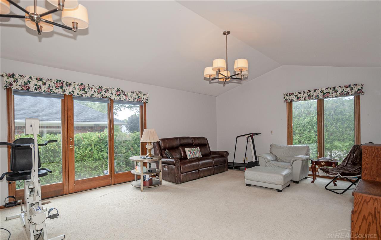 987 Lake Shore Road Grosse Pointe, MI 48236 - Photo 9 of 54 50018284-8.JPG