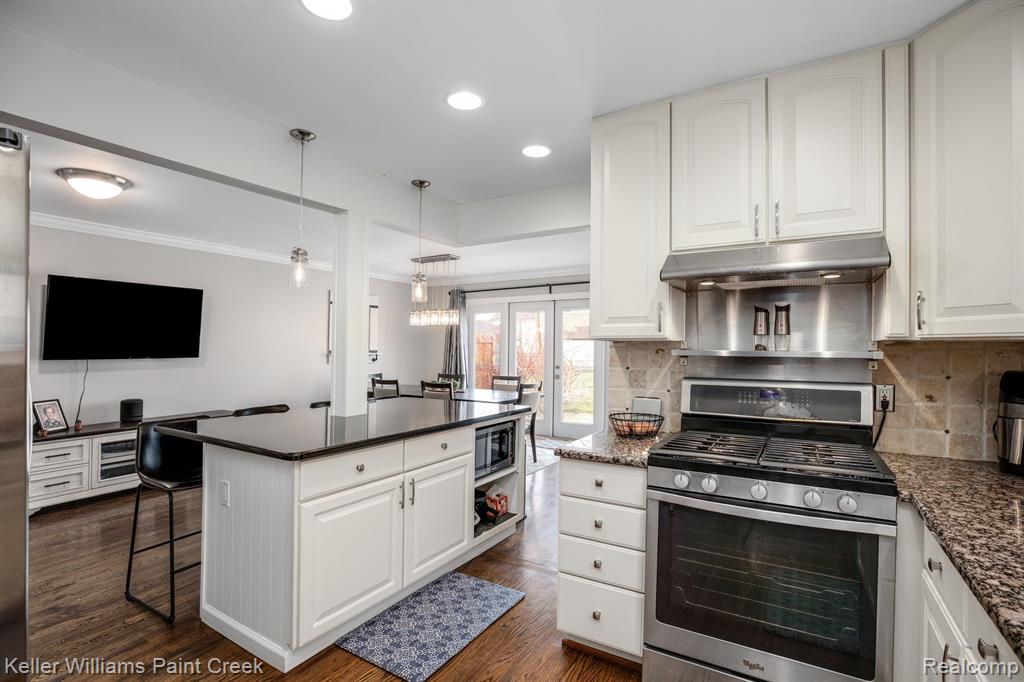 1520 Hampton Road Grosse Pointe Woods, MI 48236 - Photo 18 of 34