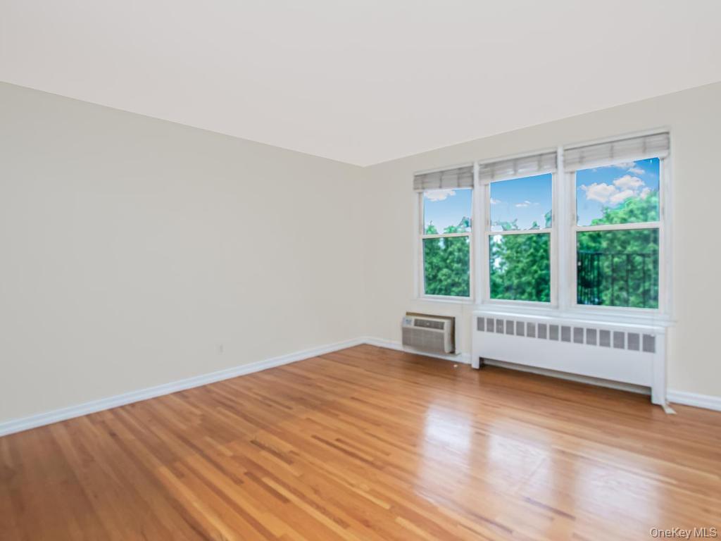 25 Trinity Place, Unit 3J New Rochelle, NY 10805 - Photo 4 of 15 Angle 2