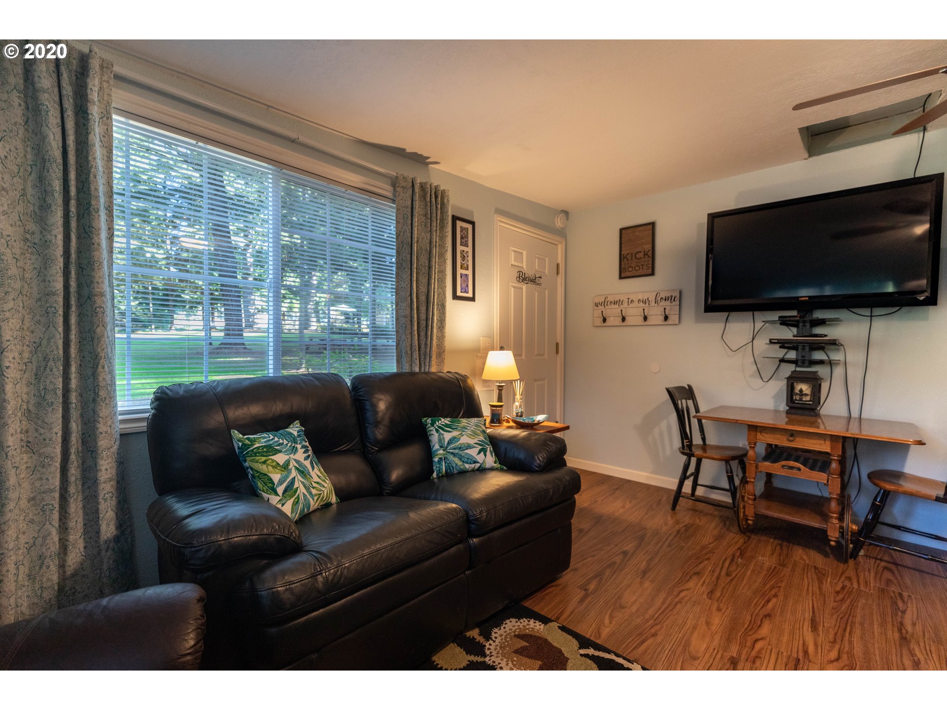 32487 Southeast Colorado Road Sandy, OR 97055 - Photo 23 of 31 a living room with furniture and a flat screen tv