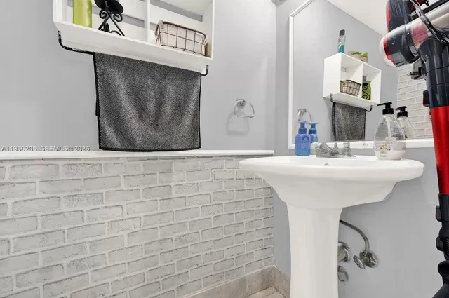 $2,600 | 10810 Northwest 7th Street, Unit 6B, Miami, FL 33172