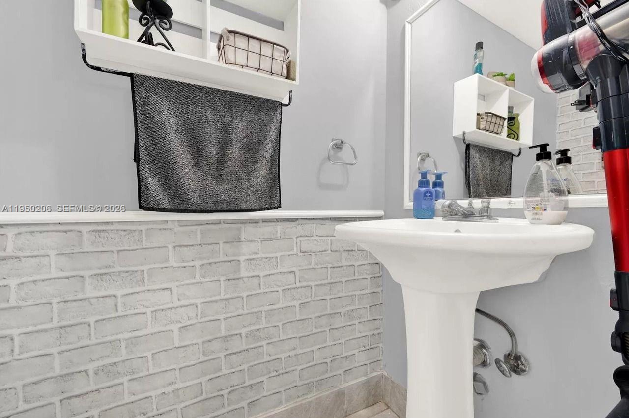 10810 Northwest 7th Street, Unit 6B Miami, FL 33172 - Photo 16 of 19