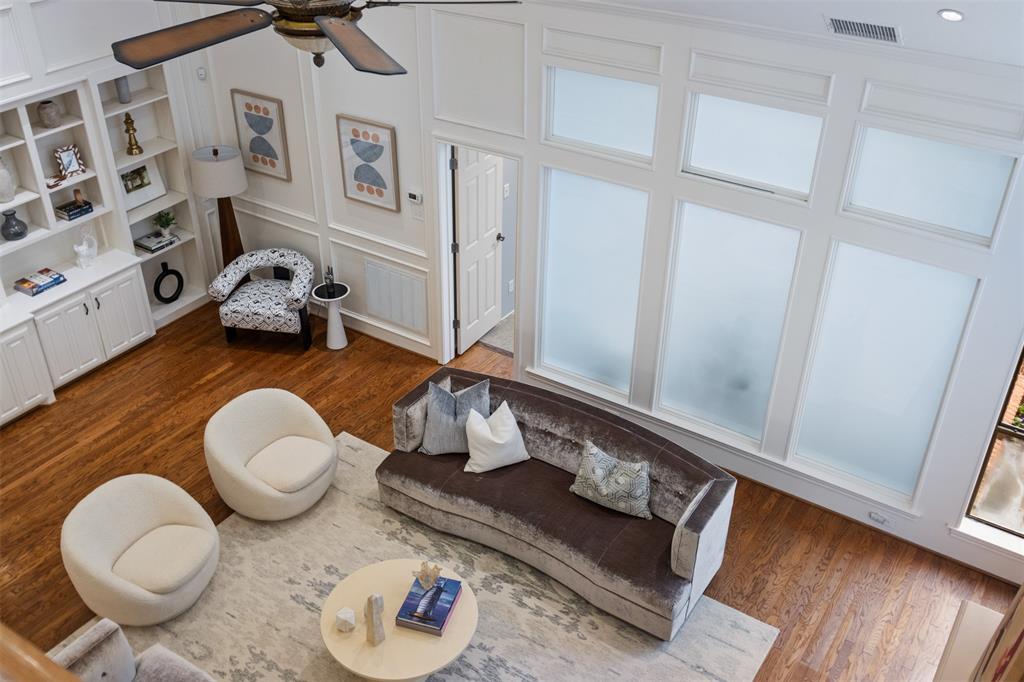 7 Queensview Court Dallas, TX 75225 - Photo 13 of 40 a living room with furniture and wooden floor