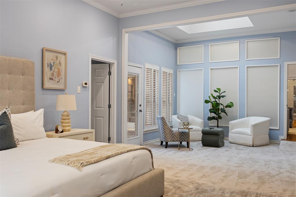 7 Queensview Court Dallas, TX 75225 - Photo 25 of 40 a bedroom with a bed and a couch