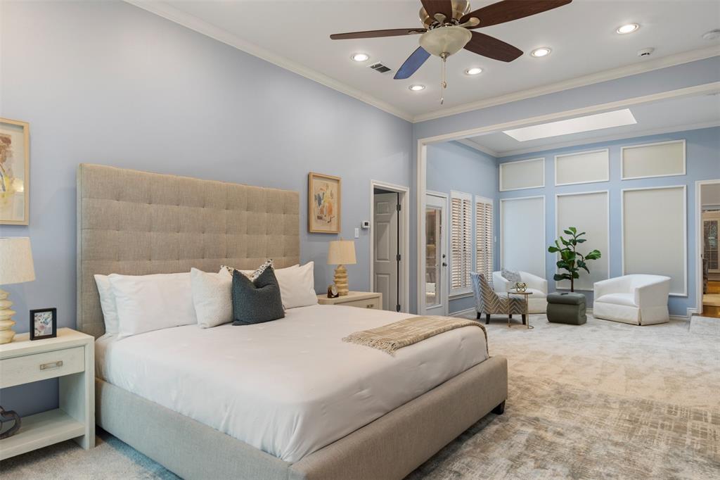 7 Queensview Court Dallas, TX 75225 - Photo 26 of 40 a bedroom with a bed and ceiling fan