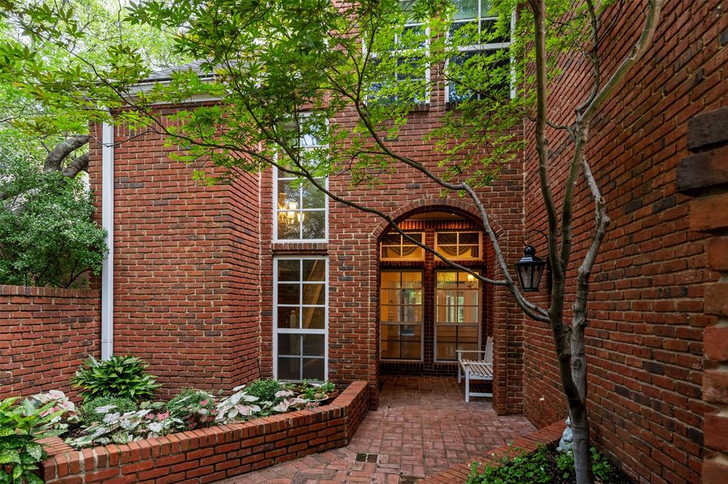 7 Queensview Court Dallas, TX 75225 - Photo 3 of 40 a front view of a house with garden