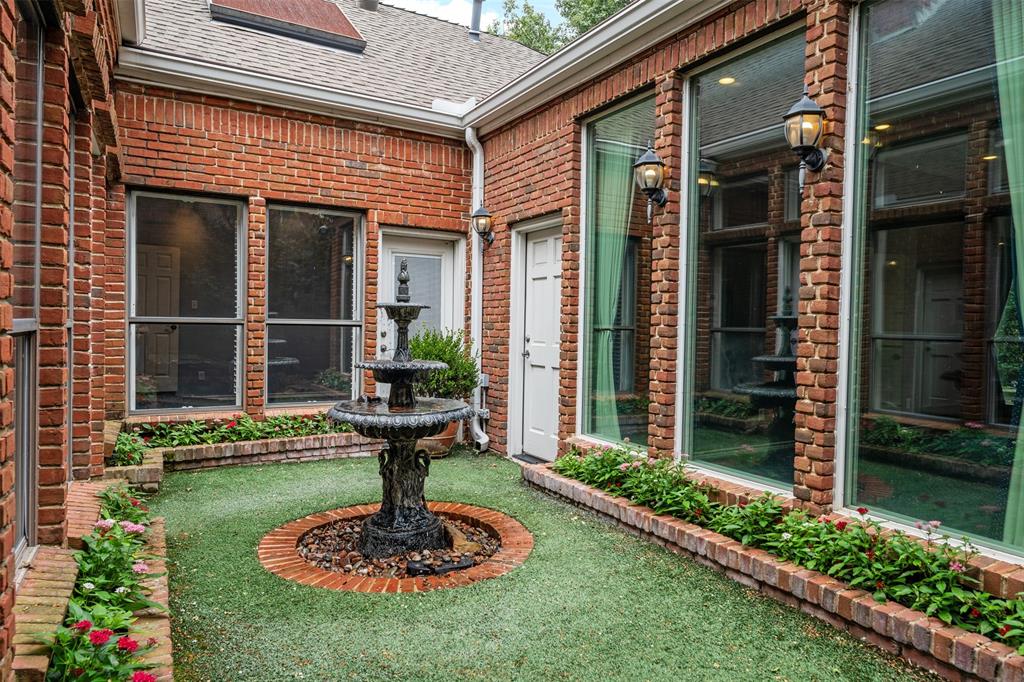 7 Queensview Court Dallas, TX 75225 - Photo 36 of 40 a front view of a house with a yard