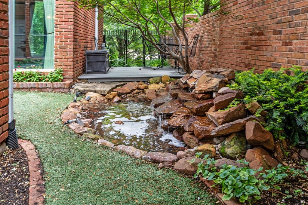 7 Queensview Court Dallas, TX 75225 - Photo 38 of 40 a backyard of a house with lots of green space
