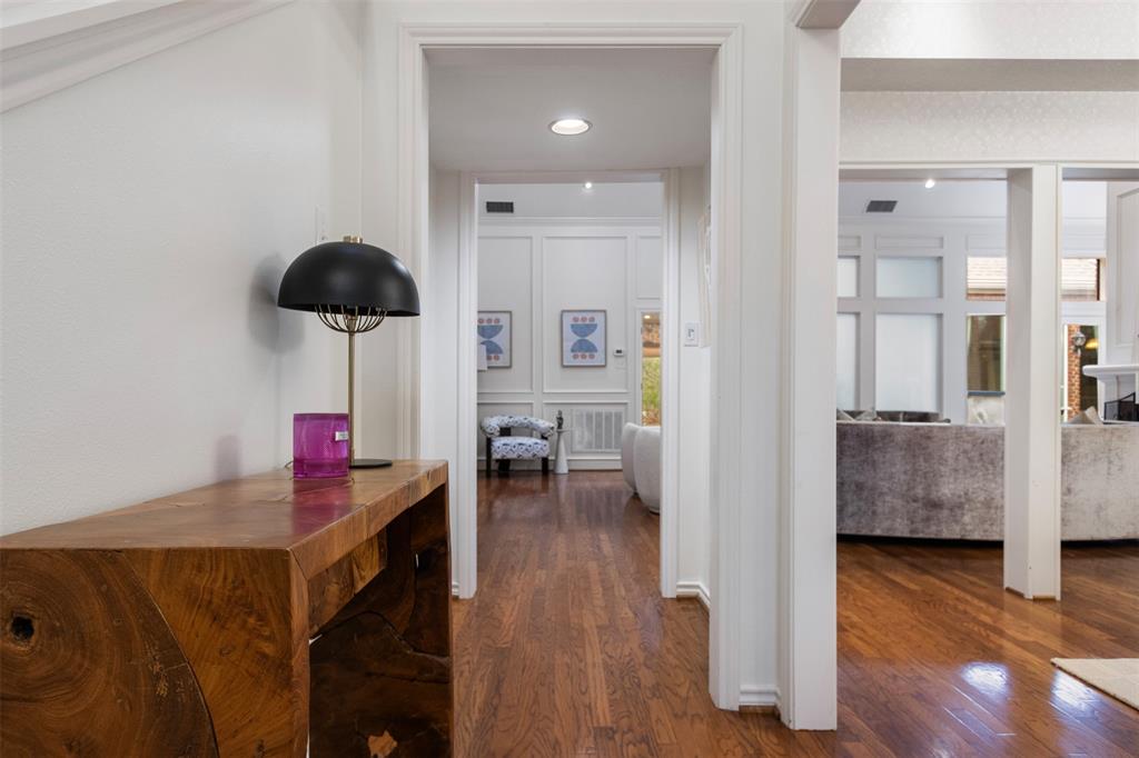 7 Queensview Court Dallas, TX 75225 - Photo 5 of 40 a living room with furniture and a wooden floor