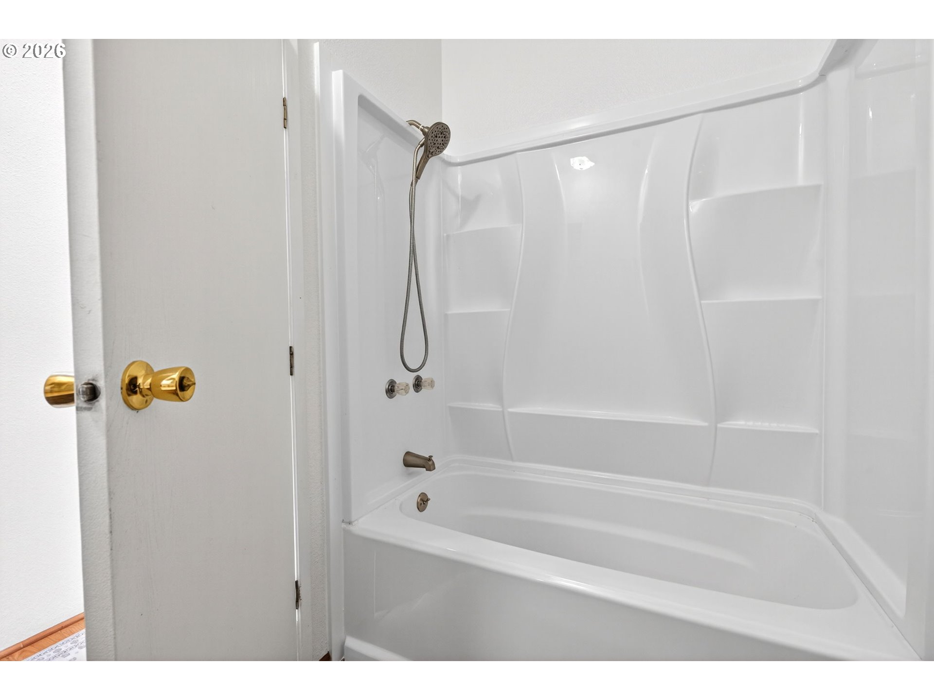 110 South Harrison Street Newberg, OR 97132 - Photo 23 of 41 a bathroom with a shower and a bath tub