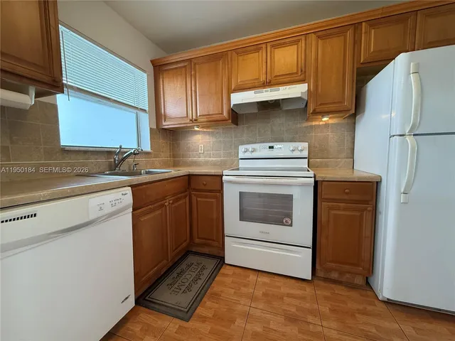 $1,850 | 8135 Sunrise Lakes Boulevard, Unit 302, Sunrise, FL 33322