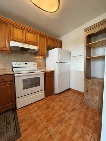 $1,850 | 8135 Sunrise Lakes Boulevard, Unit 302, Sunrise, FL 33322