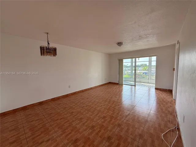 $1,850 | 8135 Sunrise Lakes Boulevard, Unit 302, Sunrise, FL 33322