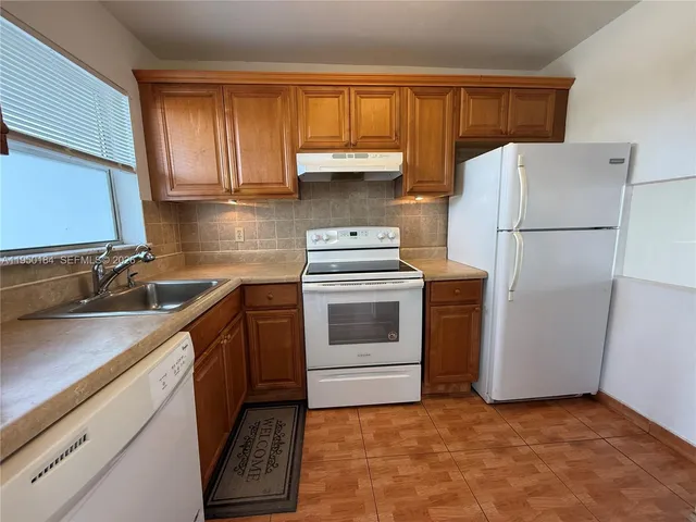 $1,850 | 8135 Sunrise Lakes Boulevard, Unit 302, Sunrise, FL 33322