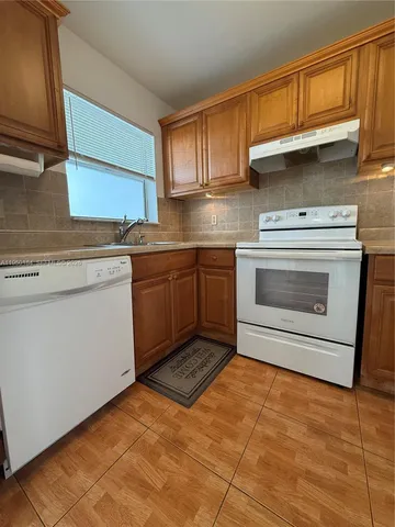 $1,850 | 8135 Sunrise Lakes Boulevard, Unit 302, Sunrise, FL 33322