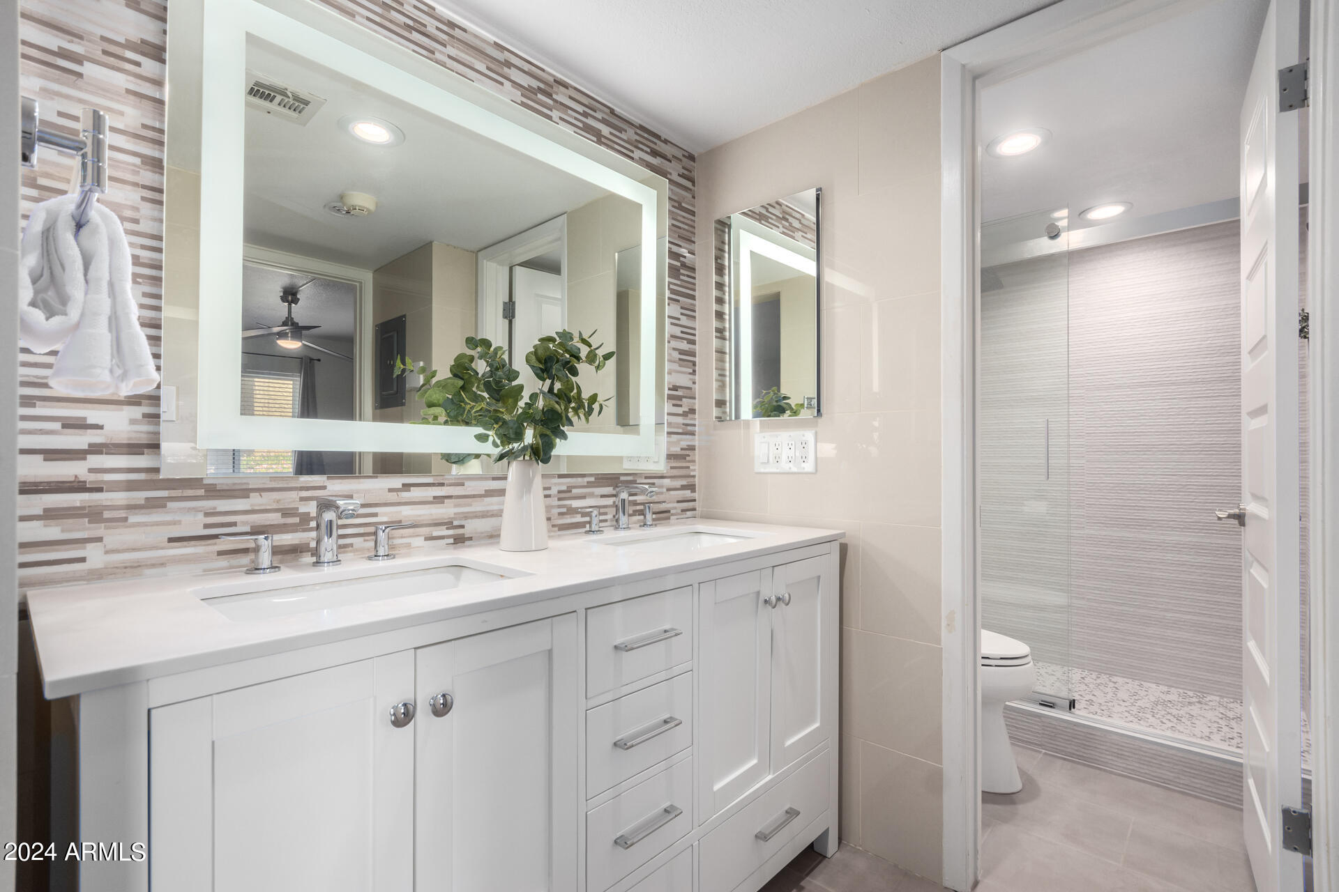 3825 East Camelback Road, Unit 157 Phoenix, AZ 85018 - Photo 18 of 22 21 - Camelback