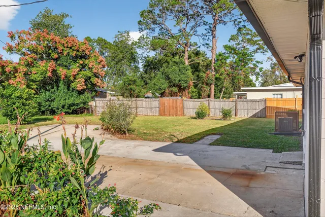 a view of a backyard