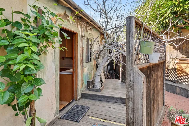 a view of entryway front of house