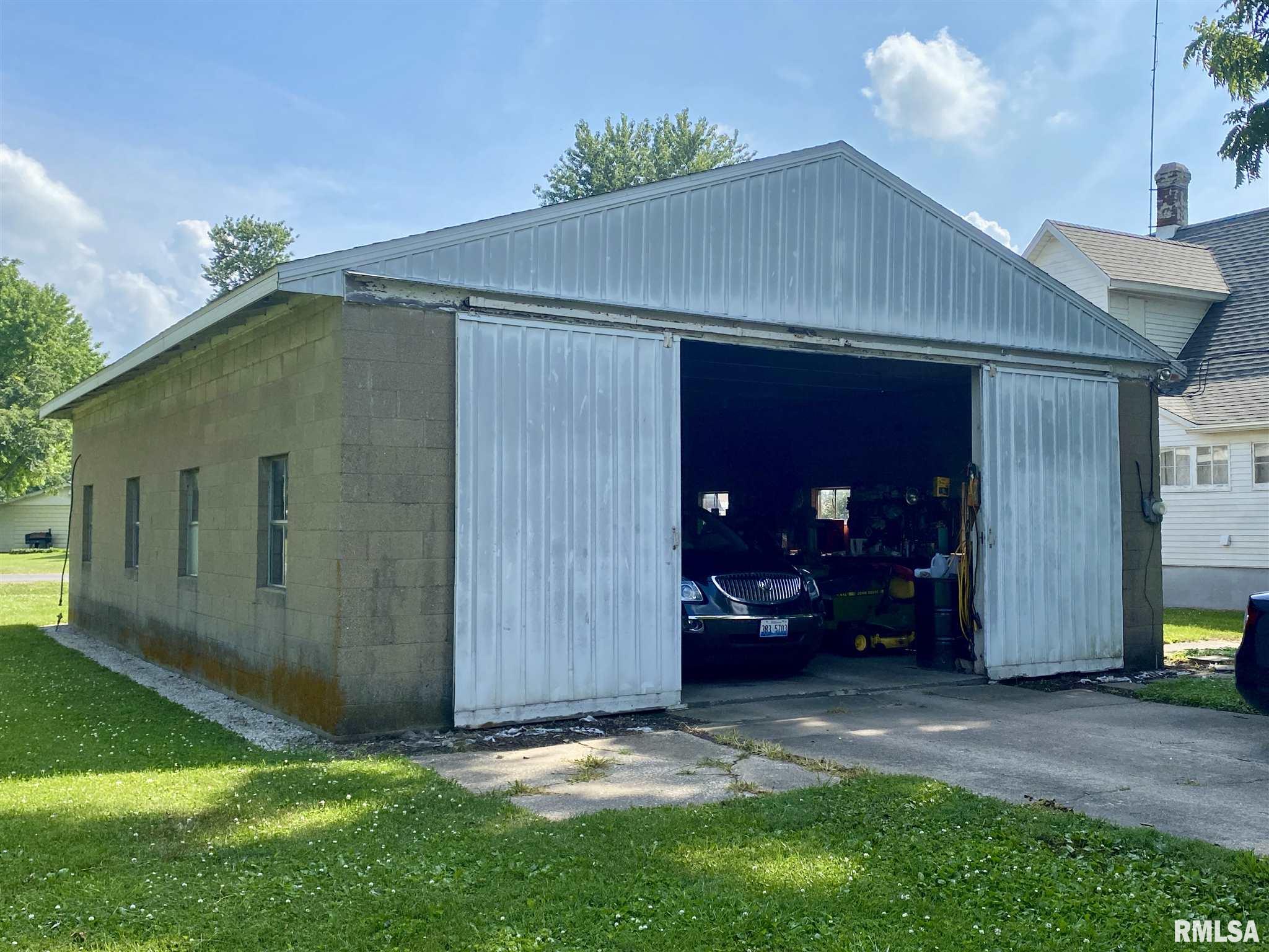 220 Myrtle Street Roodhouse, IL 62082 - Photo 2 of 11