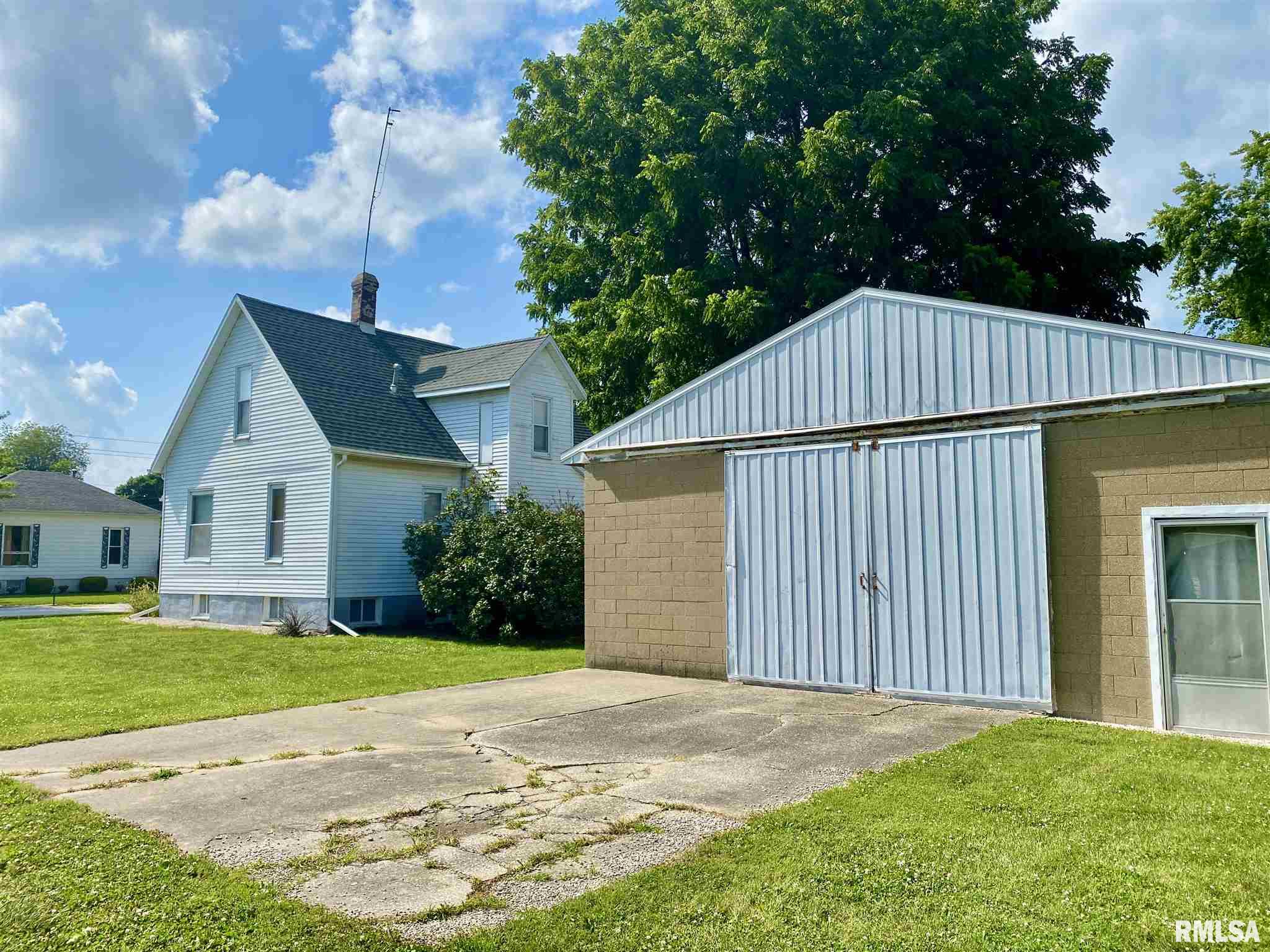 220 Myrtle Street Roodhouse, IL 62082 - Photo 3 of 11