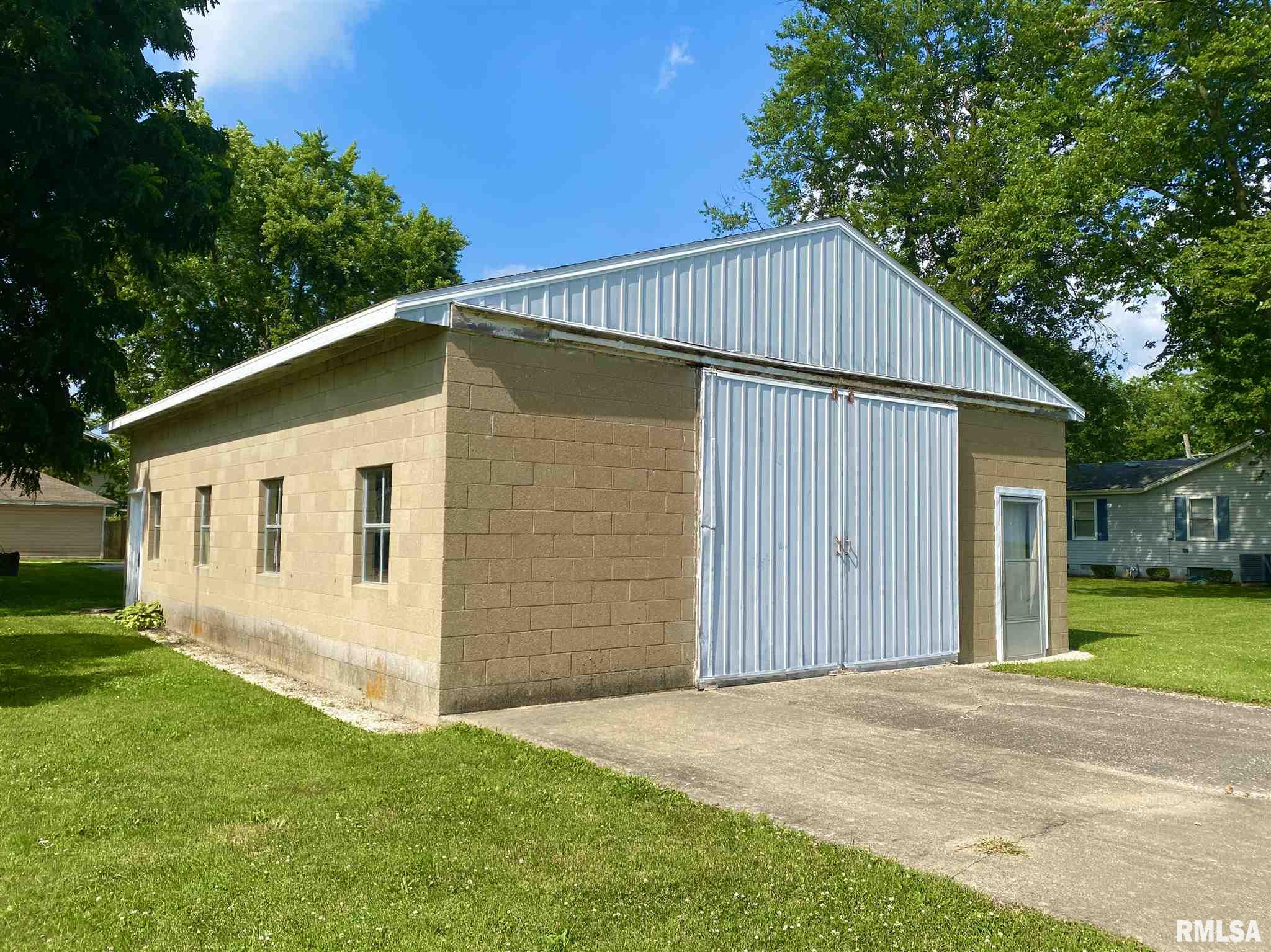 220 Myrtle Street Roodhouse, IL 62082 - Photo 4 of 11