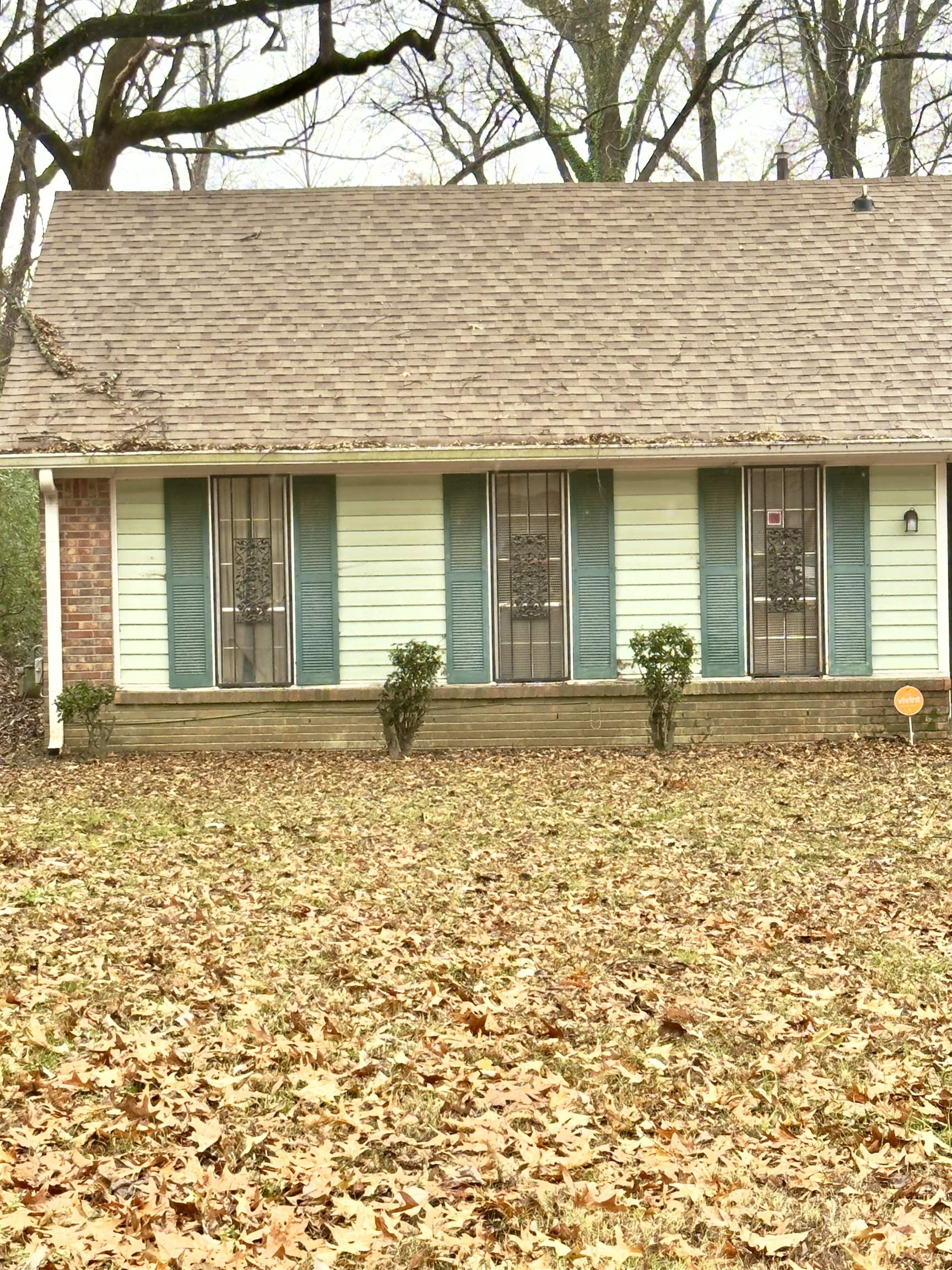 895 Brownlee Road Memphis, TN 38116 - Photo 3 of 6 Ranch-style house featuring a shingled roof