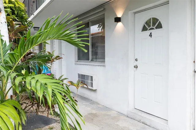 $1,850 | 979 Southwest 10th Street, Unit 4, Miami, FL 33130