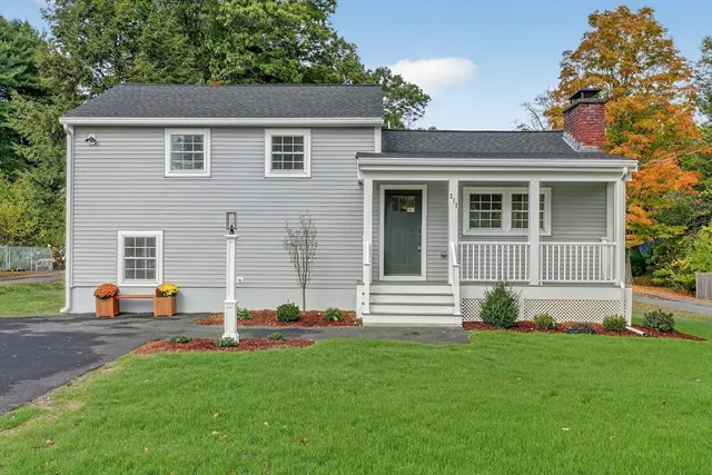 a view of a house with back yard
