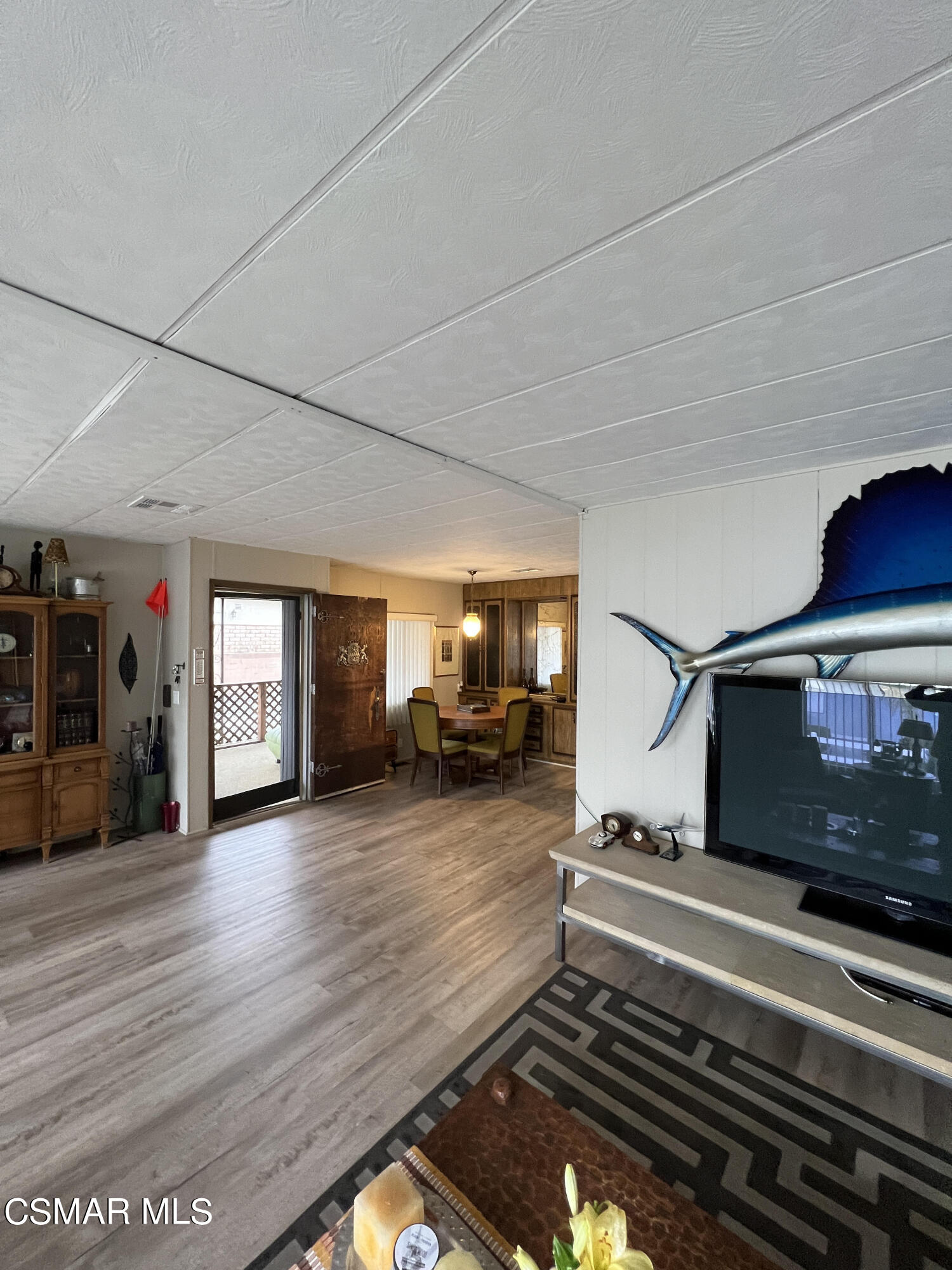 1550 Rory Lane, Unit 83 Simi Valley, CA 93063 - Photo 14 of 50 a lobby with furniture and window