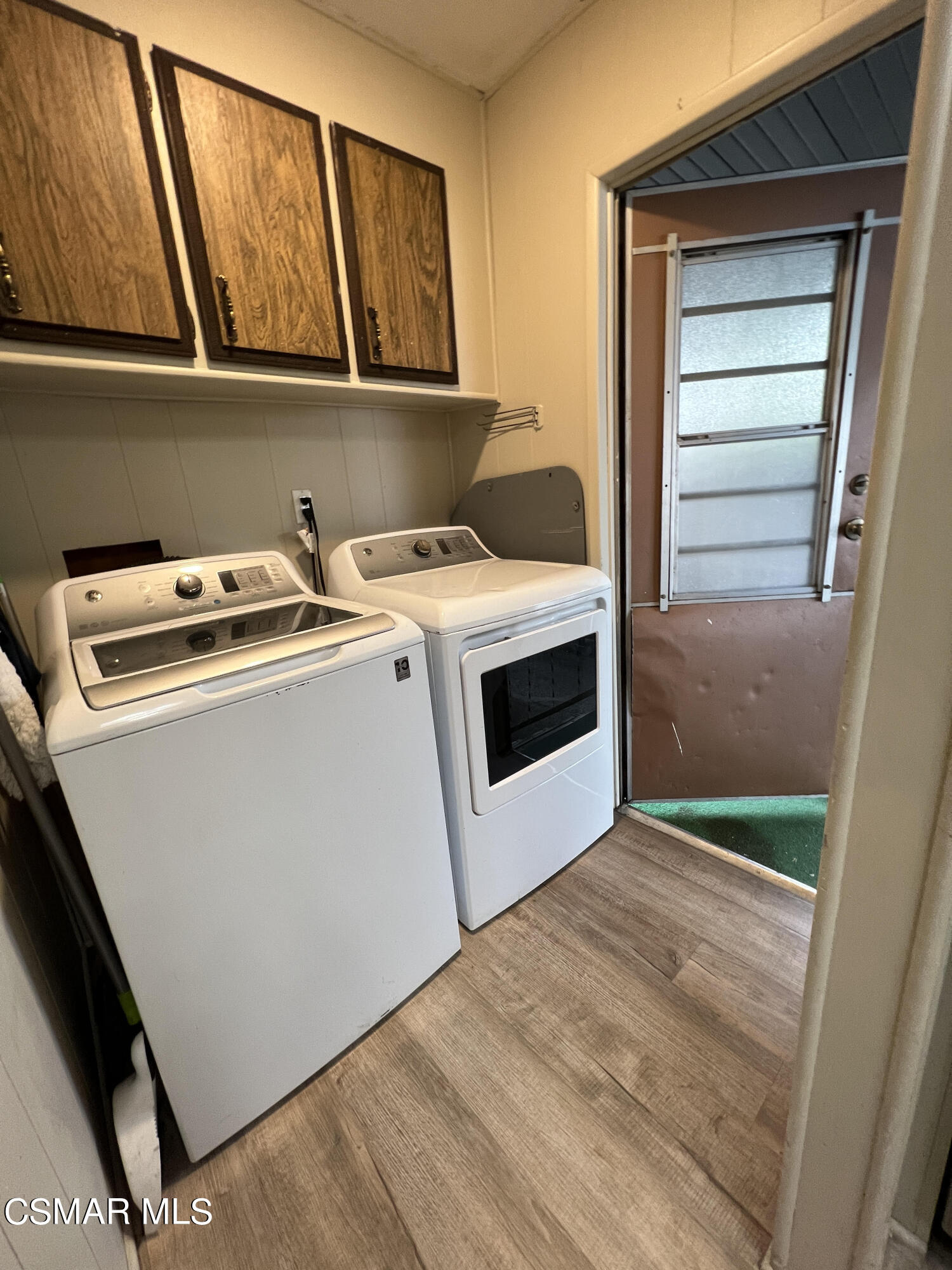 1550 Rory Lane, Unit 83 Simi Valley, CA 93063 - Photo 19 of 50 a utility room with washer and dryer