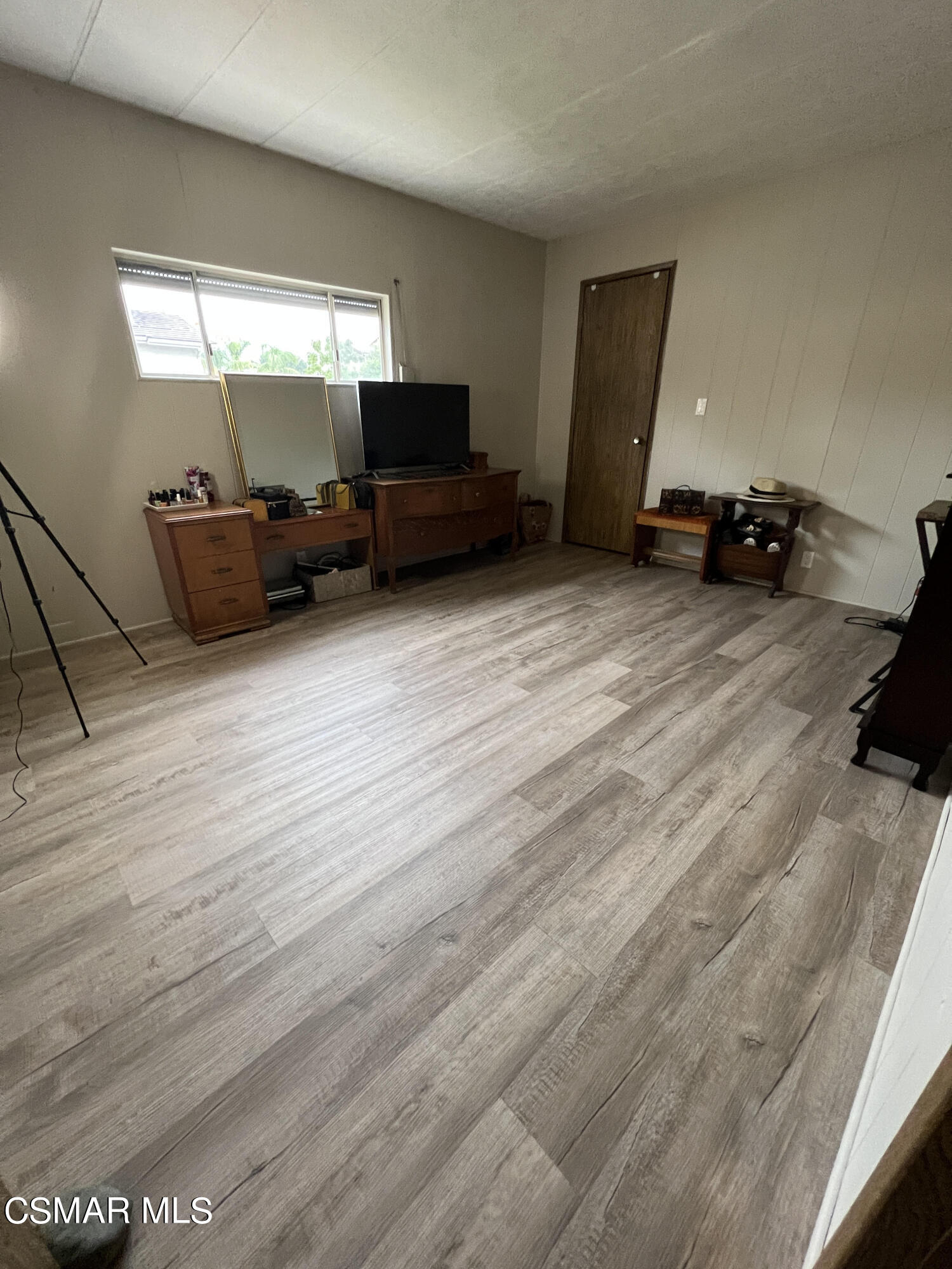 1550 Rory Lane, Unit 83 Simi Valley, CA 93063 - Photo 24 of 50 a living room with furniture and a flat screen tv