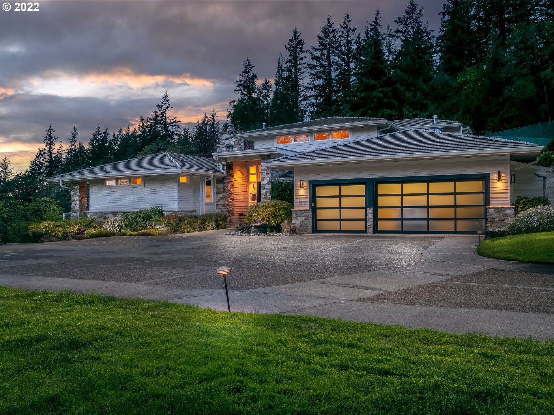 999 Southwest Hoffman Road West Linn, OR 97068 - Photo 2 of 32 Gallery Image 2