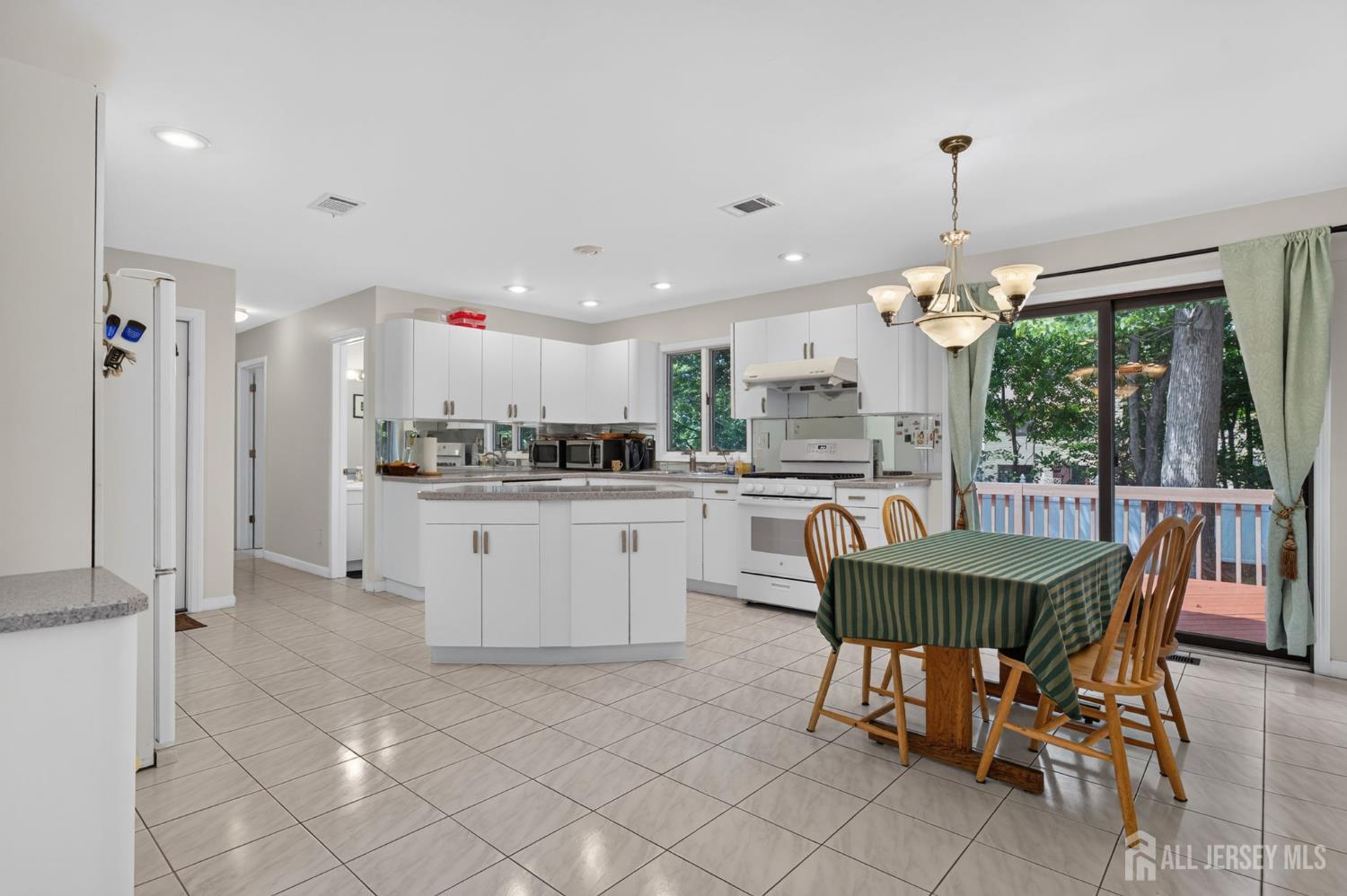 14 Gallo Way Edison, NJ 08820 - Photo 15 of 38