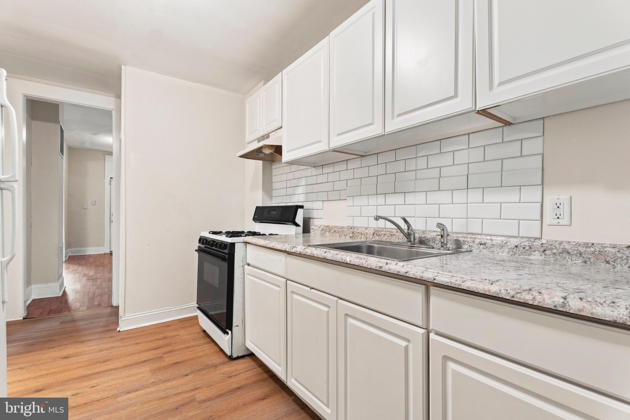 730 Linnard Street Baltimore, MD 21229 - Photo 11 of 31 Modern kitchen with updated finishes.